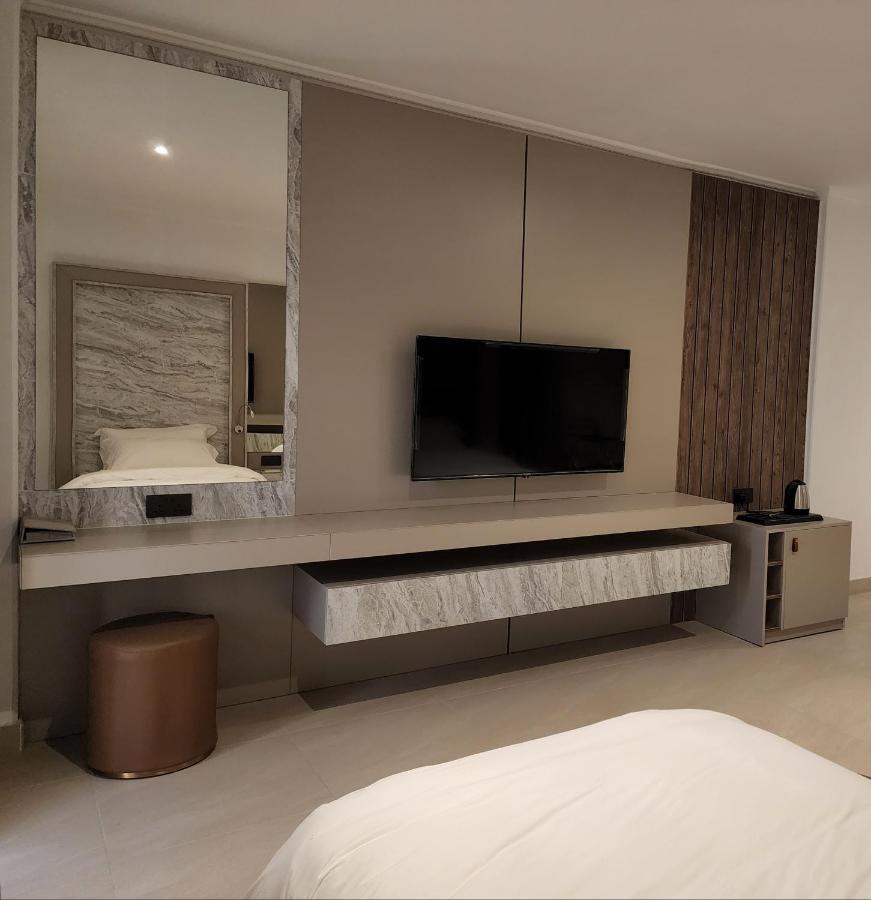 Imperial Suites Hotel Manama Exterior photo